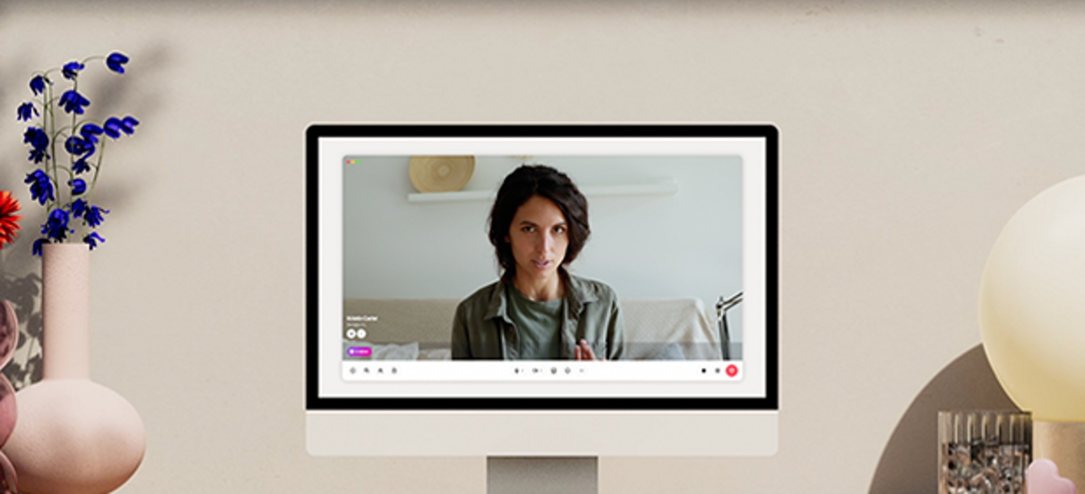 Computadora de escritorio con una mujer en una reunión con Dialpad Ai en la pantalla.