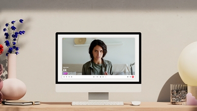 computadora de escritorio en una reunión virtual