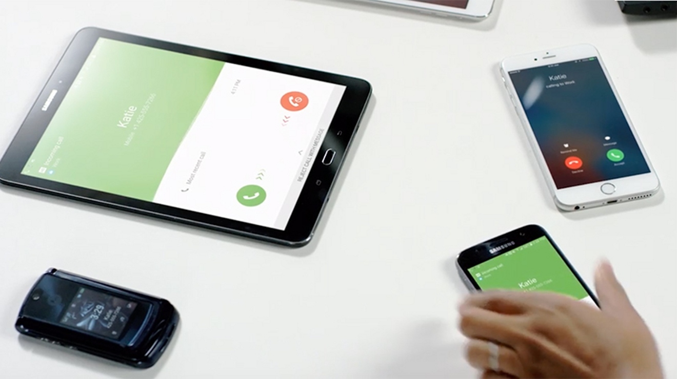 Cuatro dispositivos sobre una mesa