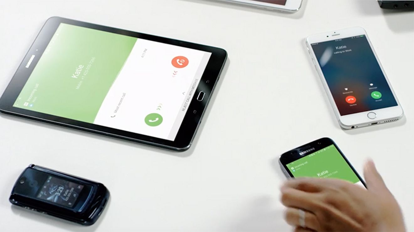 Cuatro dispositivos sobre una mesa