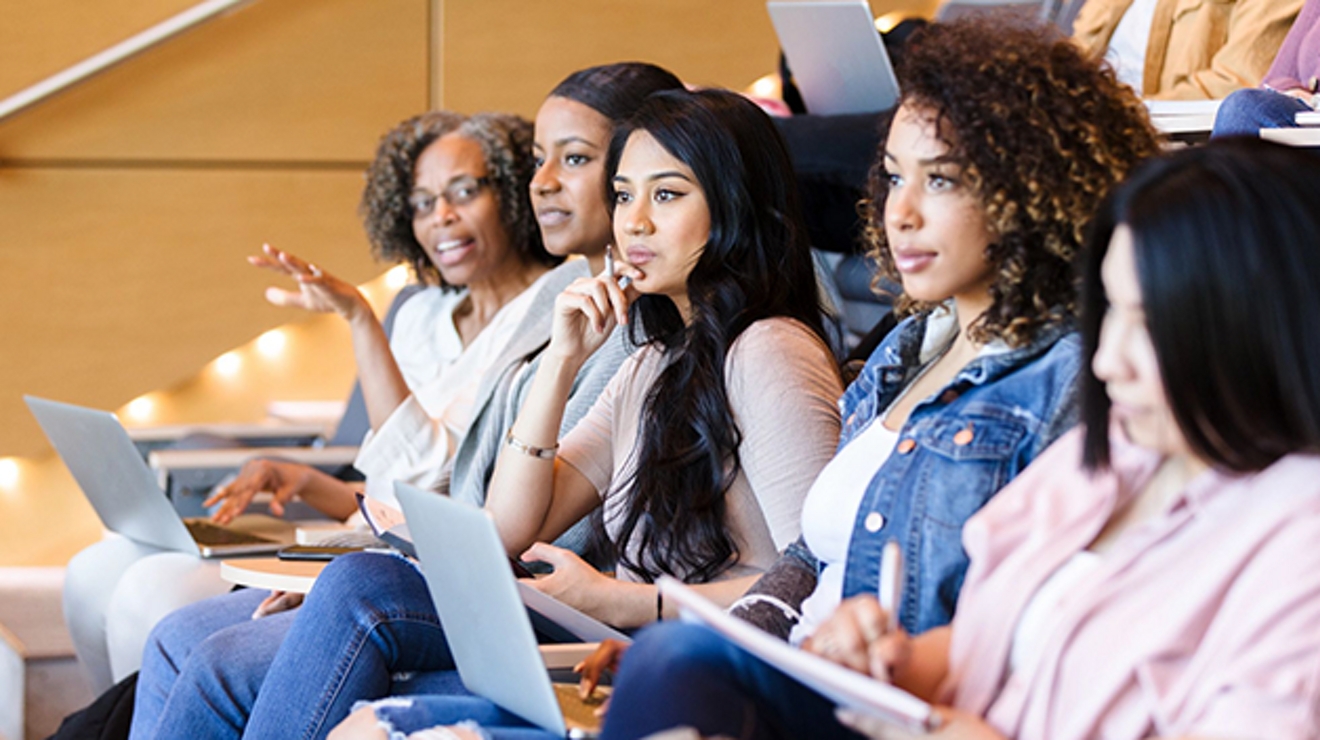 estudiantes sentados en un aula