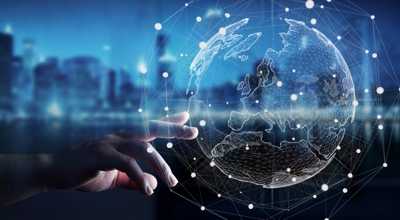 Representación de datos 3D de una red global de energía y comunicaciones, sobre el fondo de un paisaje urbano moderno al atardecer.