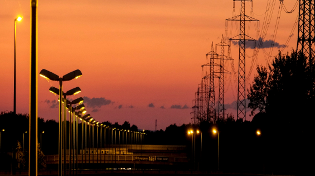 Farolas y tendido eléctrico al atardecer.