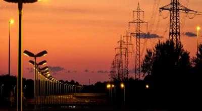 Farolas y tendido eléctrico al atardecer.