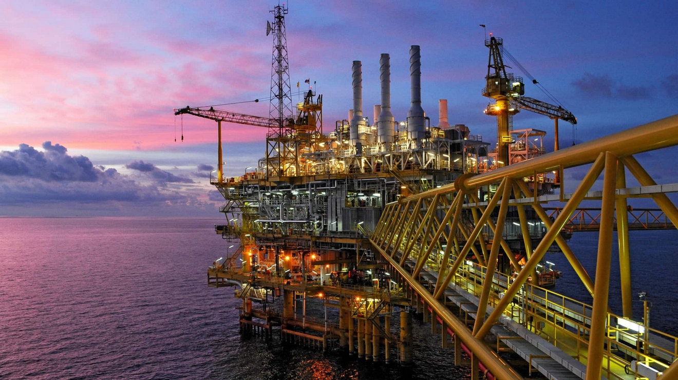 Una plataforma en alta mar al atardecer.