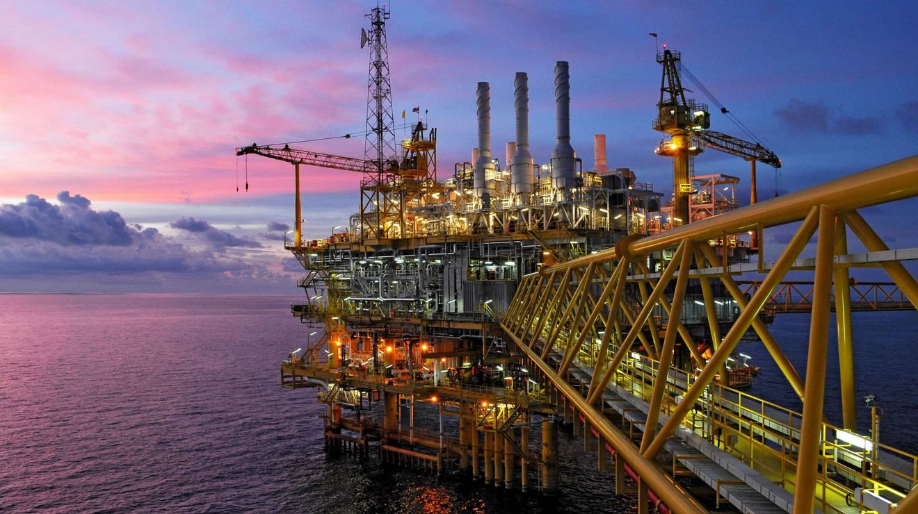Una plataforma en alta mar al atardecer.