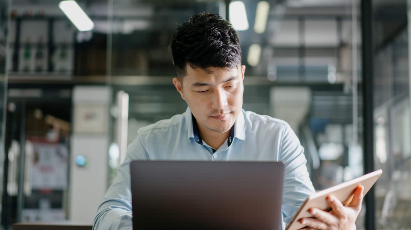 Un empleado trabaja de forma segura en su laptop y tablet.