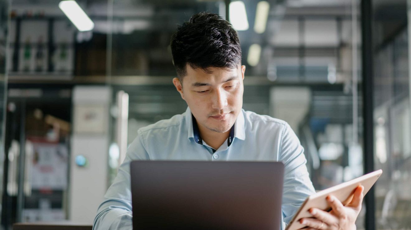 Un empleado trabaja de forma segura en su laptop y tablet.