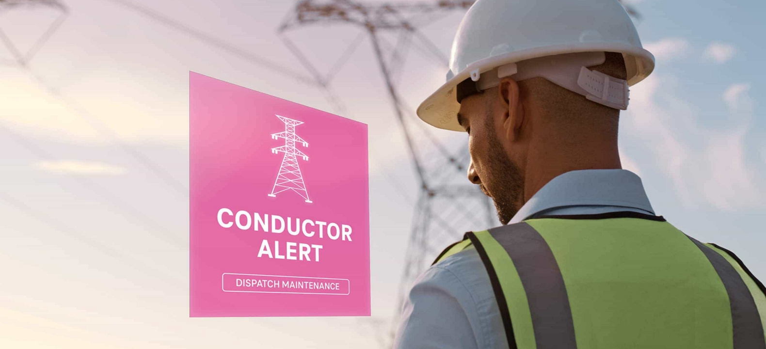Trabajando con su tablet en el exterior, un ingeniero eléctrico ve una alerta sobre un conductor de energía.