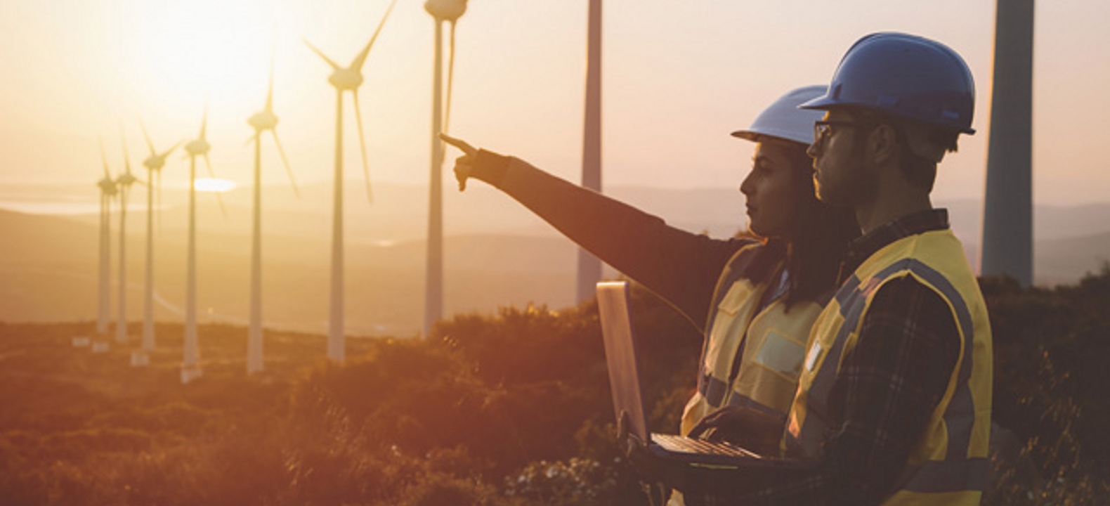 trabajador de una construcción en una planta solar
