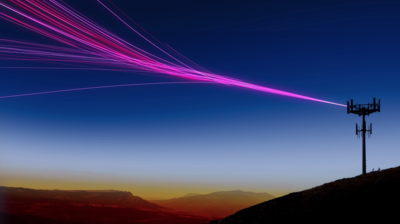 Torre 5G en una colina