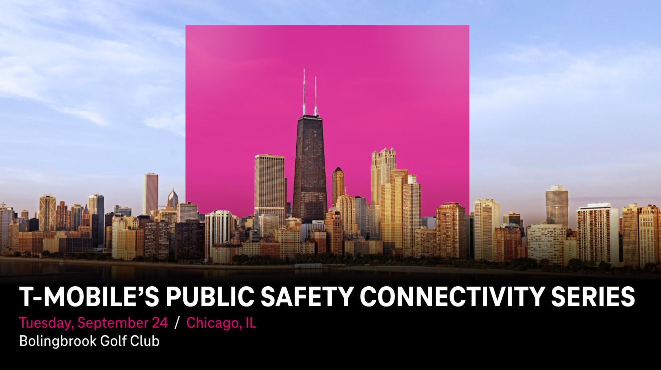 Fondo del horizonte de edificios de Chicago con información sobre la ubicación de Bolingbrook Golf Club para T-Mobile Public Safety Connectivity Series.