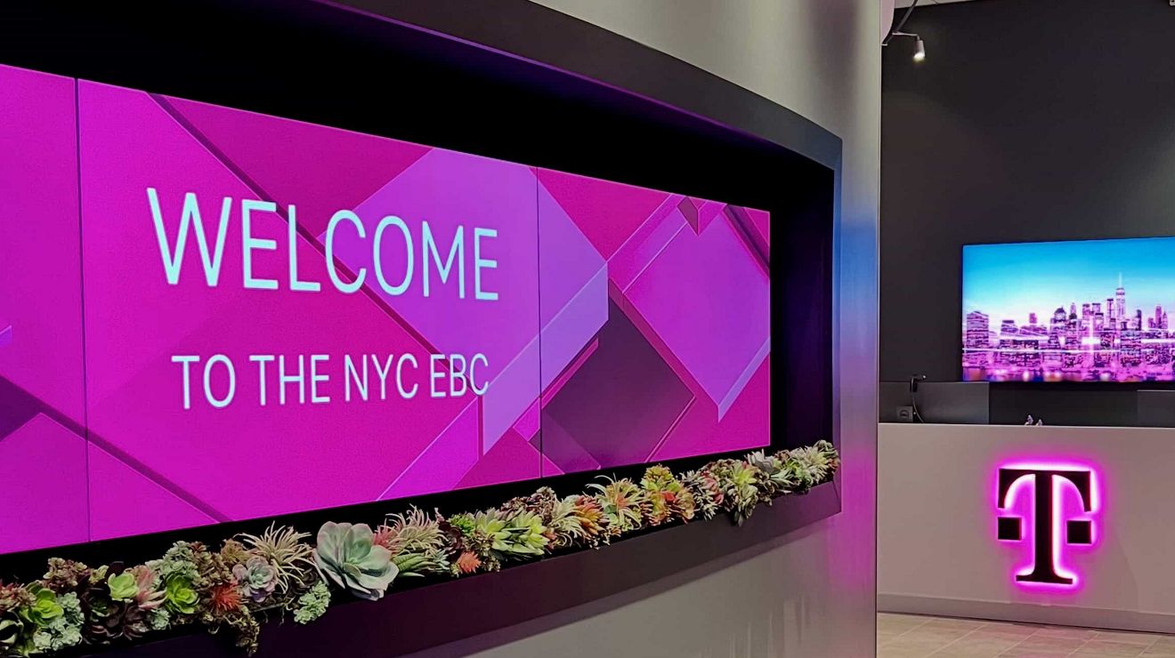 Un cartel retroiluminado de color magenta da la bienvenida a los visitantes del centro ejecutivo de negocios de Nueva York.