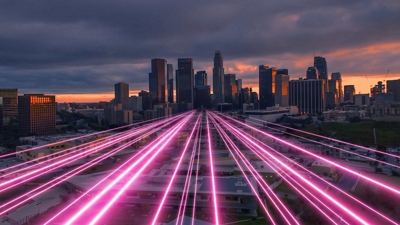 Rayos paralelos de color magenta fluyen hacia y desde un paisaje urbano.