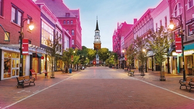 Una encantadora plaza urbana con edificios que brillan en magenta para representar una red avanzada.