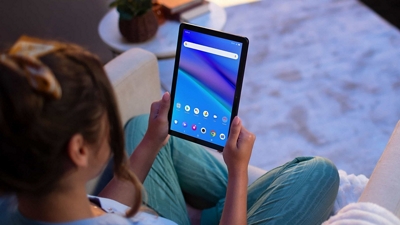 Una persona utiliza una tablet conectada durante un momento de tranquilidad en casa.