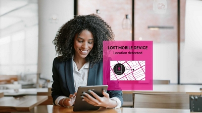 Una profesional de servicios financieros utiliza una tablet conectada para buscar su dispositivo móvil perdido.