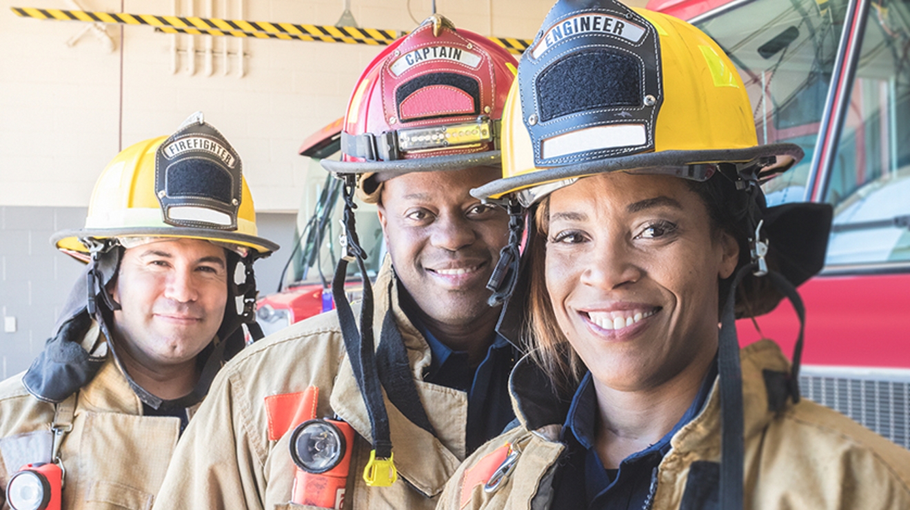 Tres bomberos sonriendo