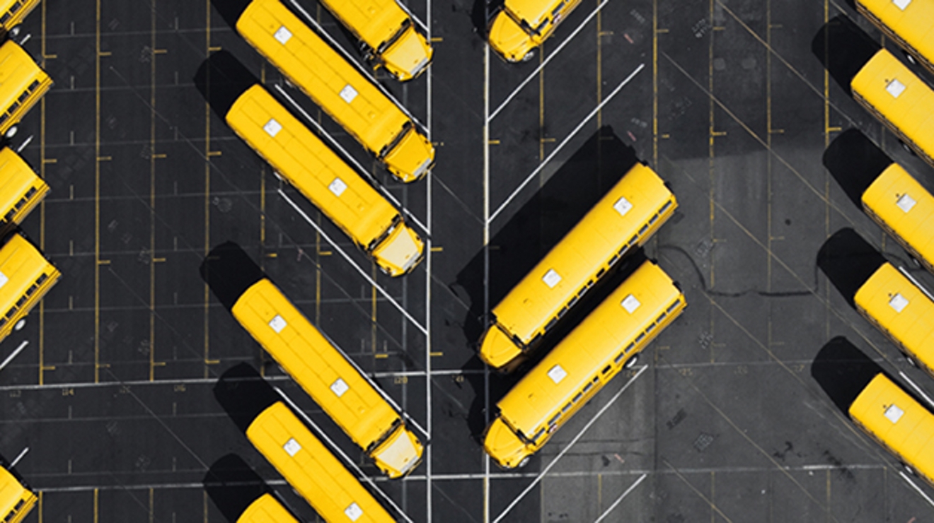 Vista aérea de autobuses amarillos