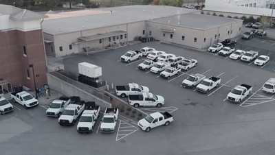 Estacionamiento con camiones blancos