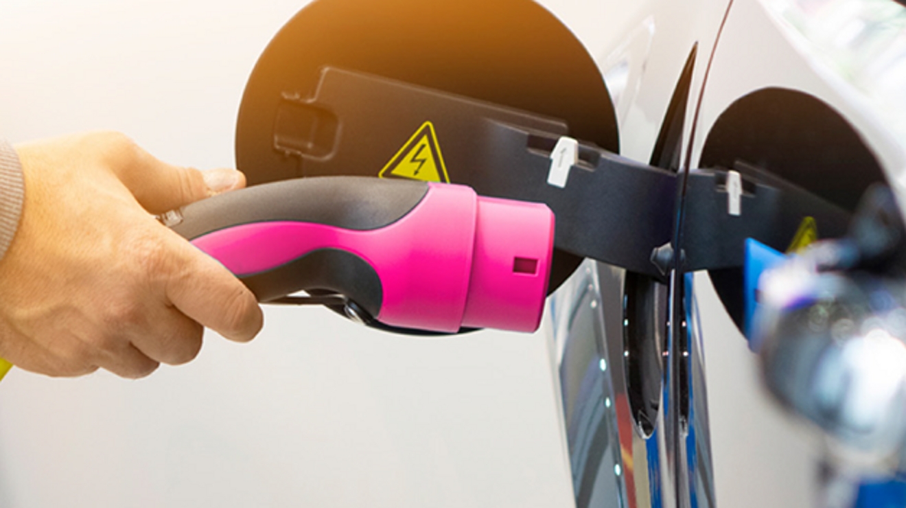 Cargador de auto magenta con cable amarillo