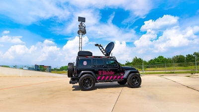 Jeep del equipo de respuesta a emergencias de T-Mobile estacionado