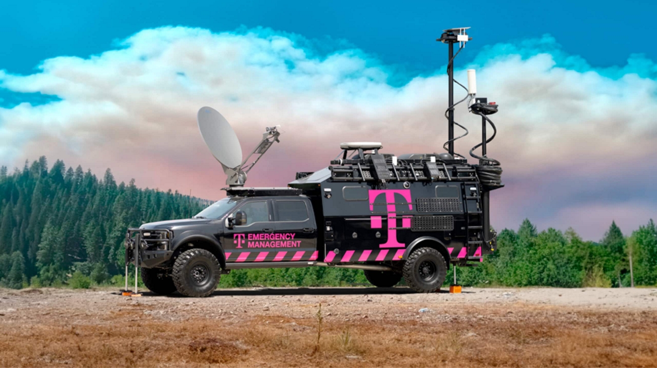 Un camión de manejo de emergencias de T-Mobile en la naturaleza con una antena satelital y otros equipos en uso.