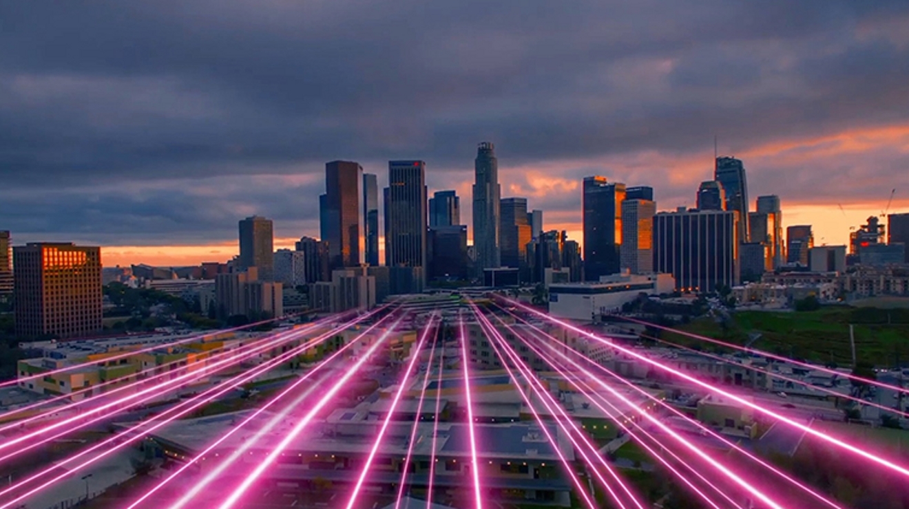 Rayos magenta que conducen a una ciudad grande.