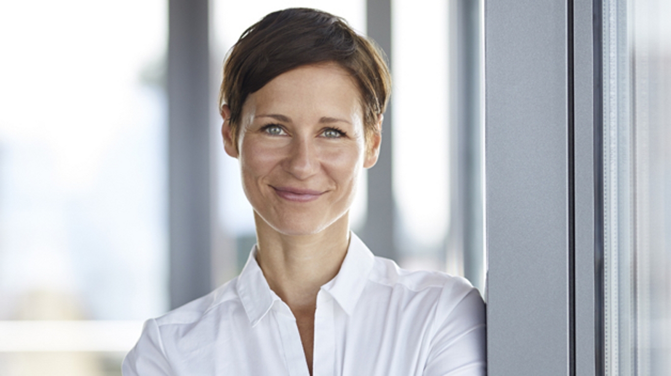 Un empleado del gobierno sonríe a la cámara.