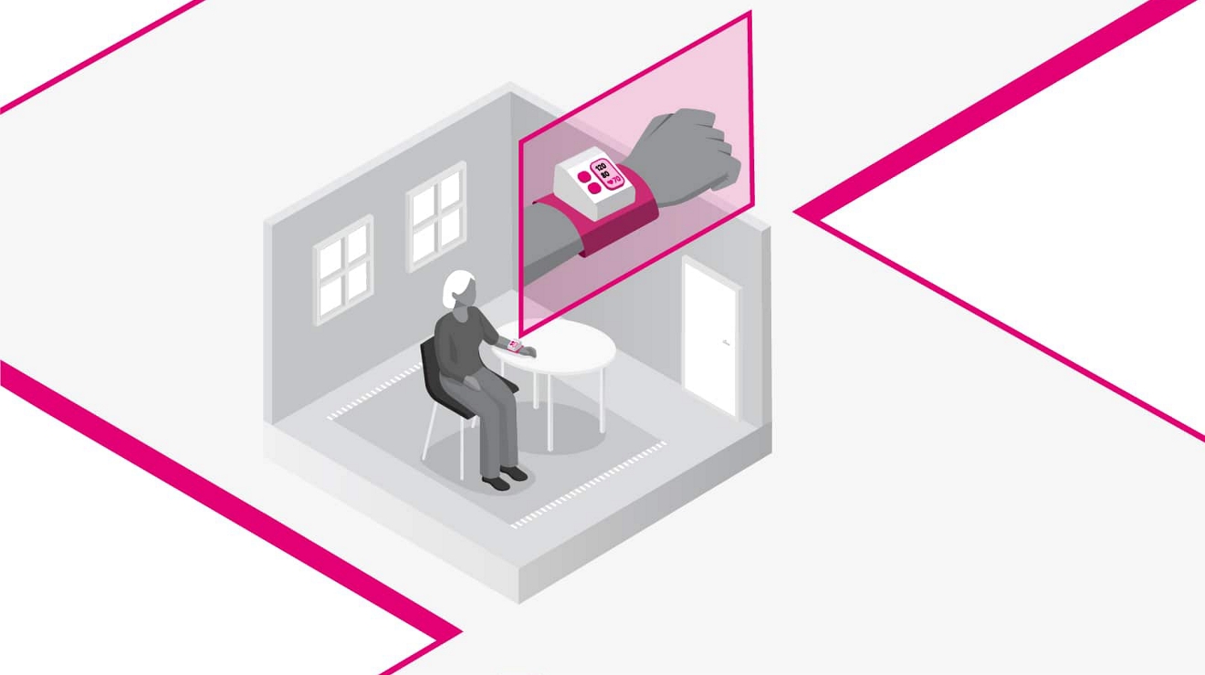 Una paciente controla su tensión arterial en casa.