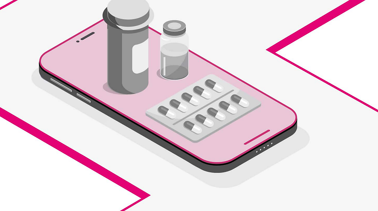 Un frasco de medicamento con receta, un vial y un blíster de cápsulas encima de un smartphone.