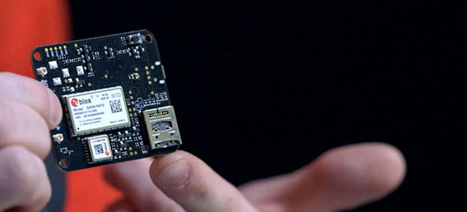 Manos sosteniendo un chip de computadora