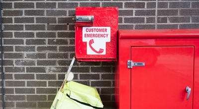 Cajas telefónicas de emergencia rojas.