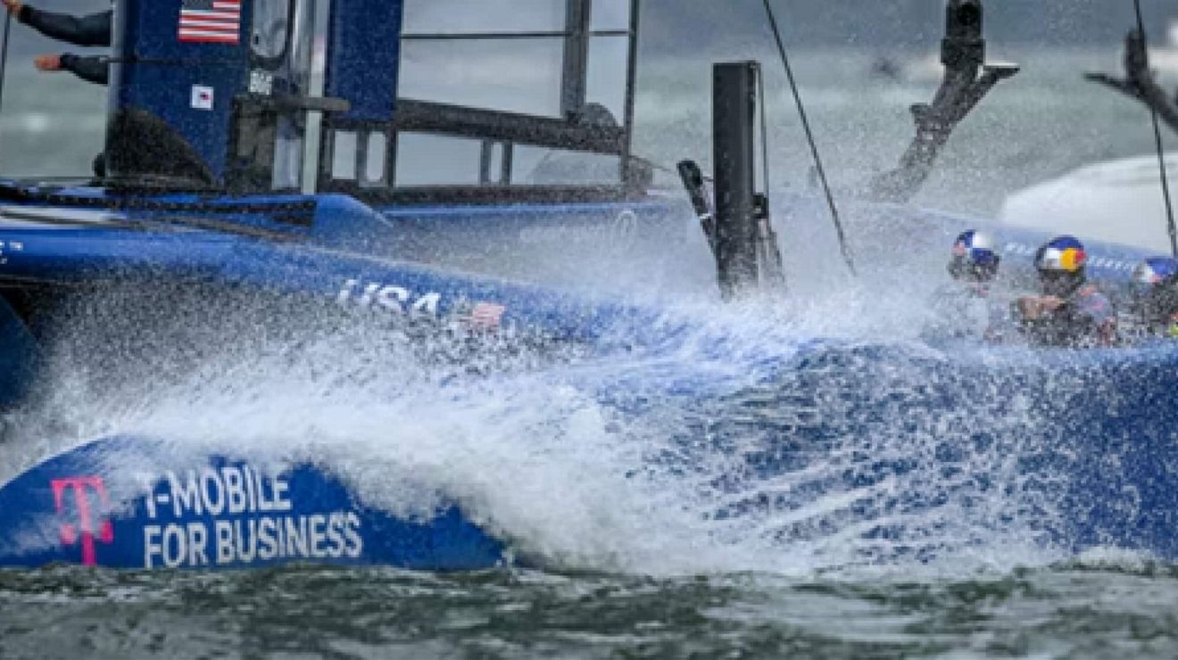 Un velero con el logotipo de T-Mobile Para Empresas navega por el agua.