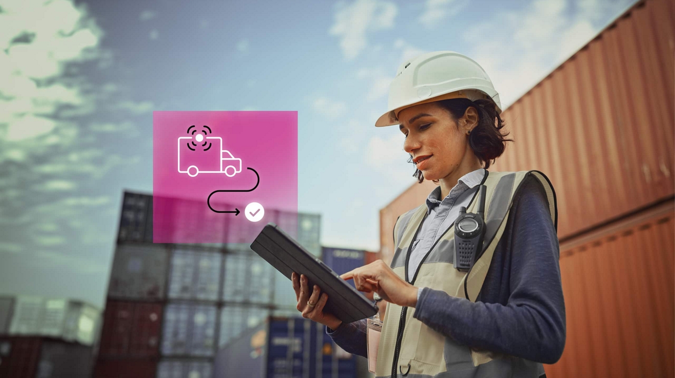 Un gerente de flota con equipo de protección rastrea la ruta de un contenedor en su tablet conectada.