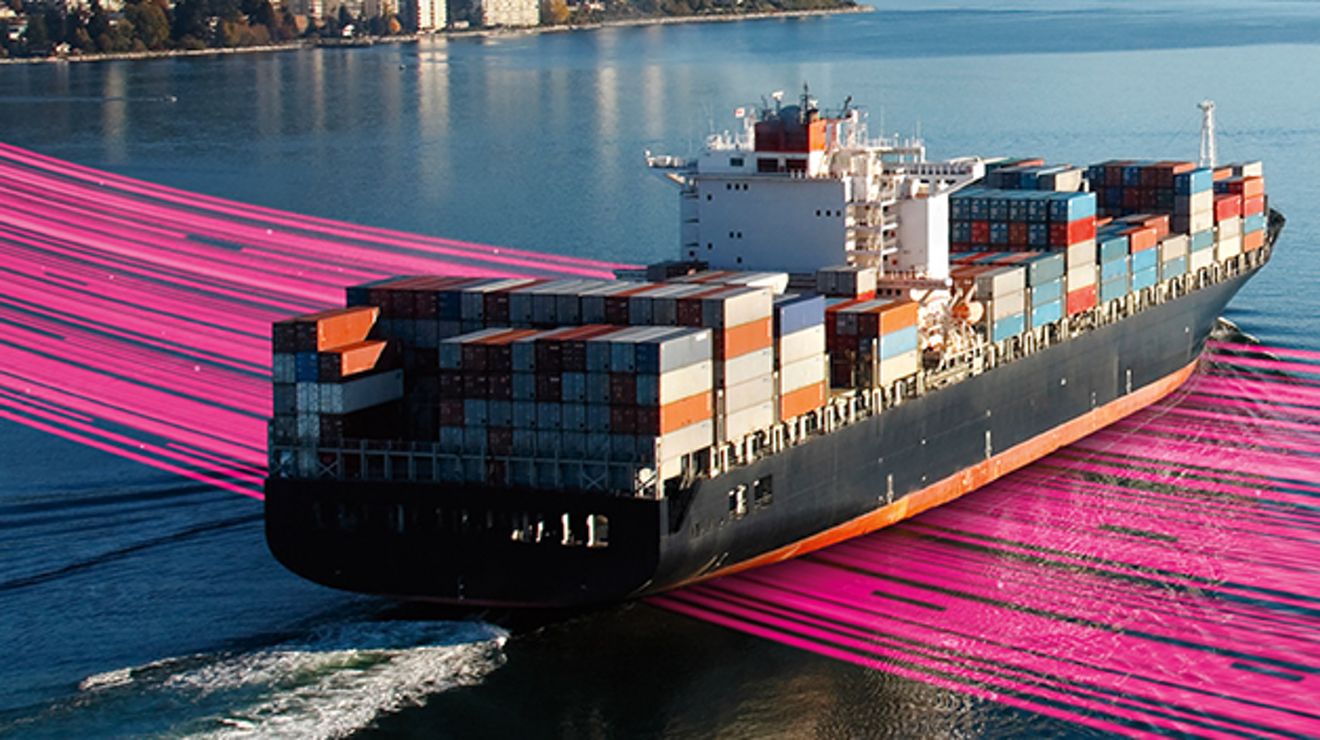 Barco portacontenedores avanzando por un canal con líneas de luz color magenta que atraviesan la escena