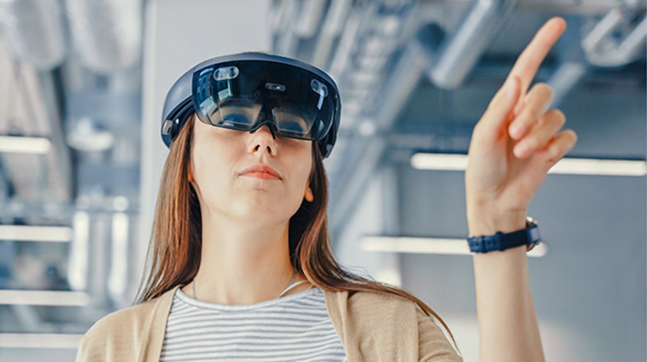 Mujer con gafas de RA haciendo gestos en el aire.