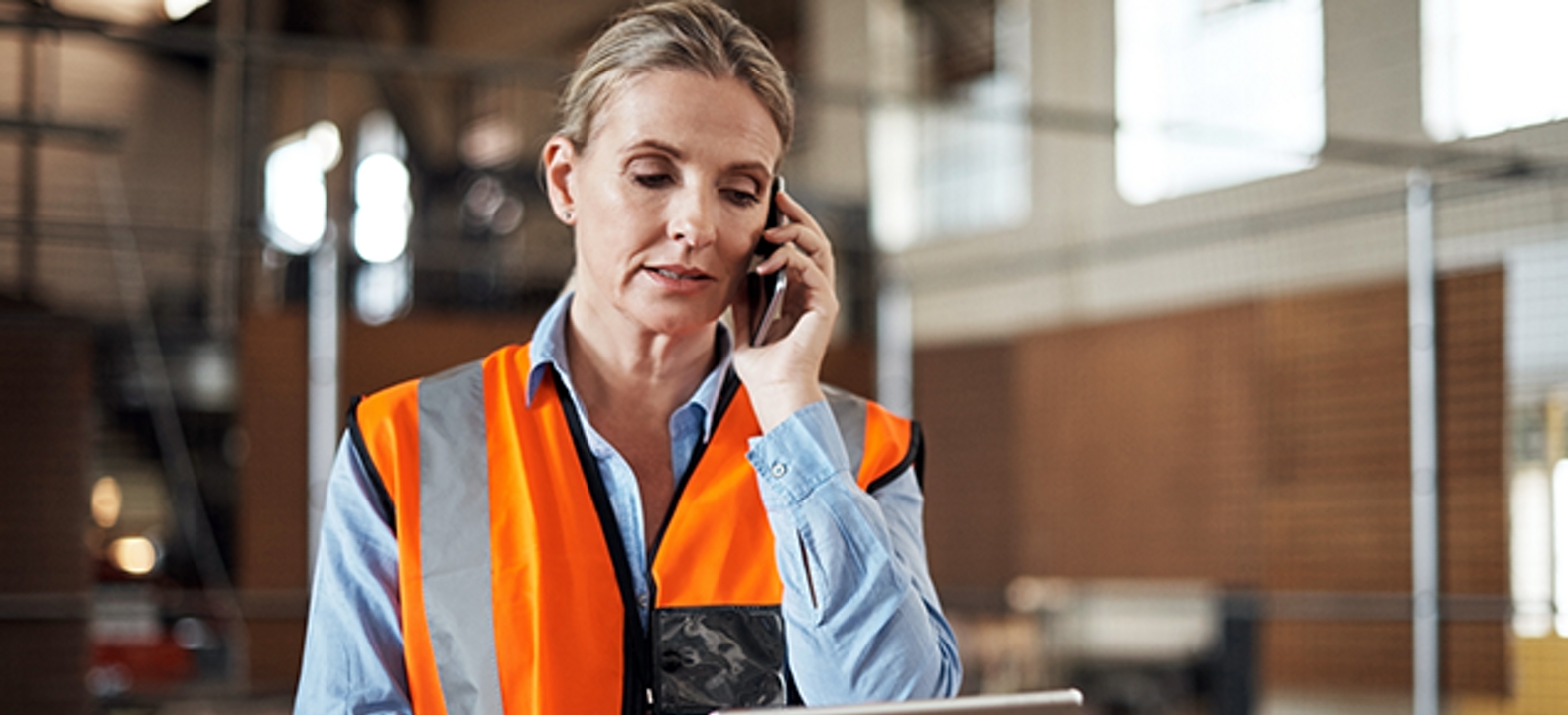 Empleado de depósito hablando por teléfono