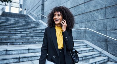 mujer al teléfono en unas escaleras