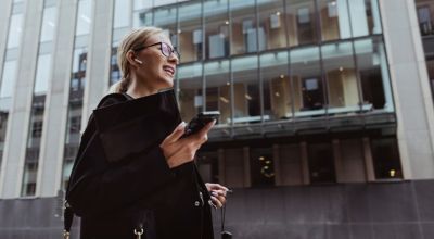 mujer al teléfono en la ciudad