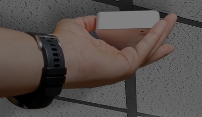 Mano sosteniendo un monitor blanco