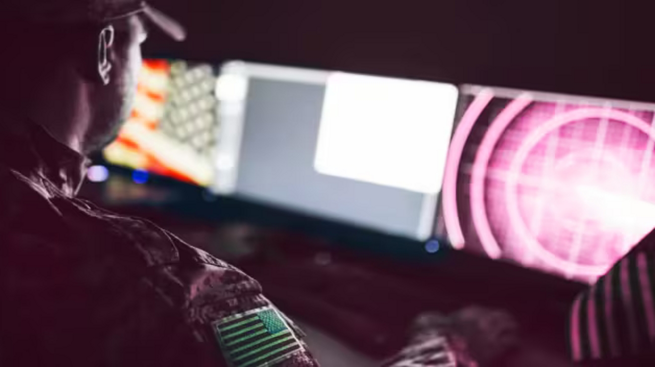 Operador militar sentado monitoreando la pantalla de un radar.