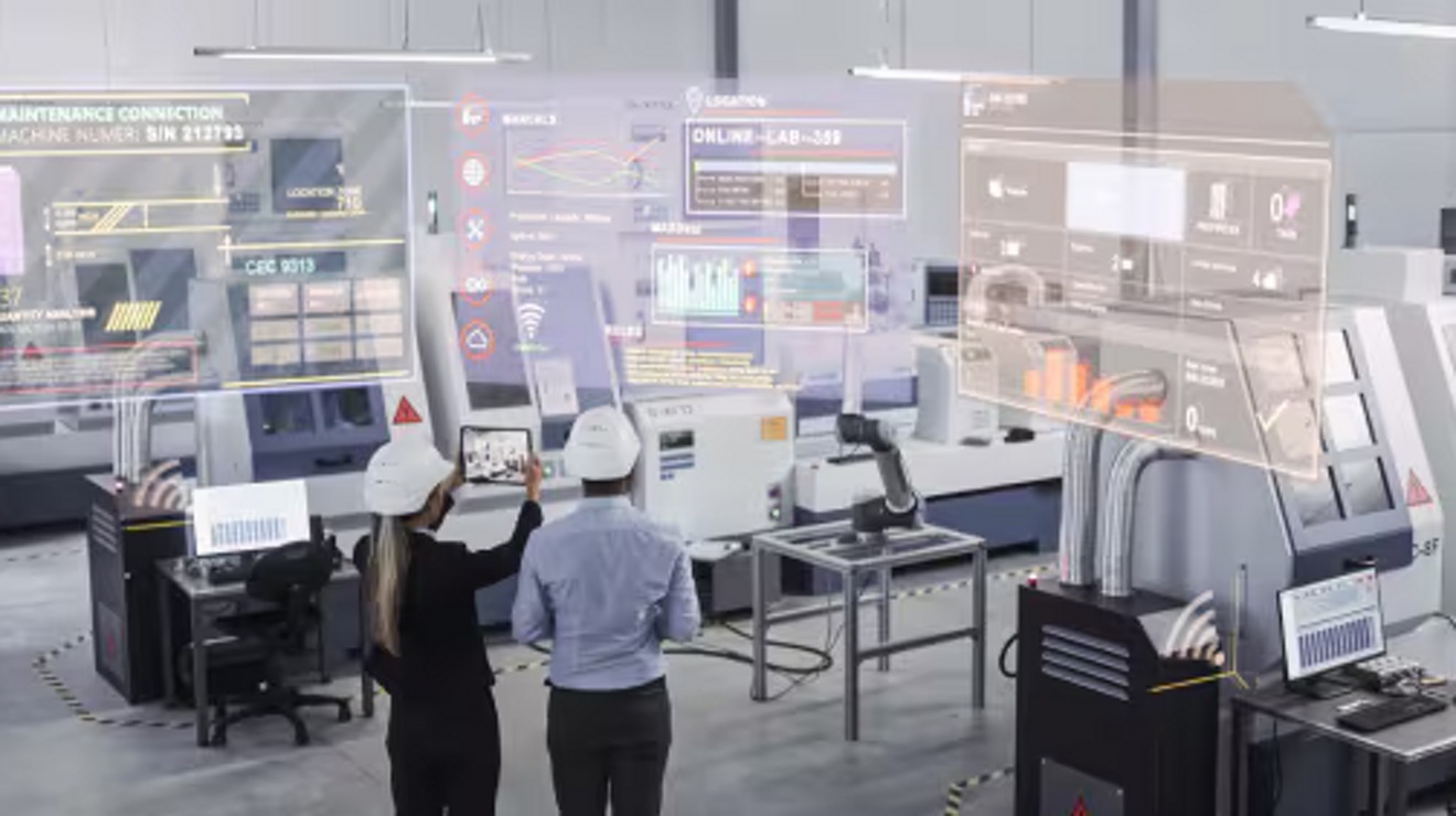 Dos técnicos con cascos blancos de seguridad usan una tablet y RA para explorar los datos del sensor en equipos conectados a IoT.