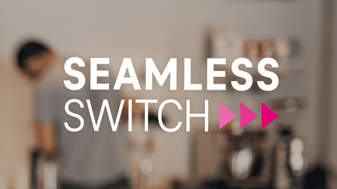 El logotipo de Cambio sin problemas sobre un fondo desenfocado de una persona en interiores.