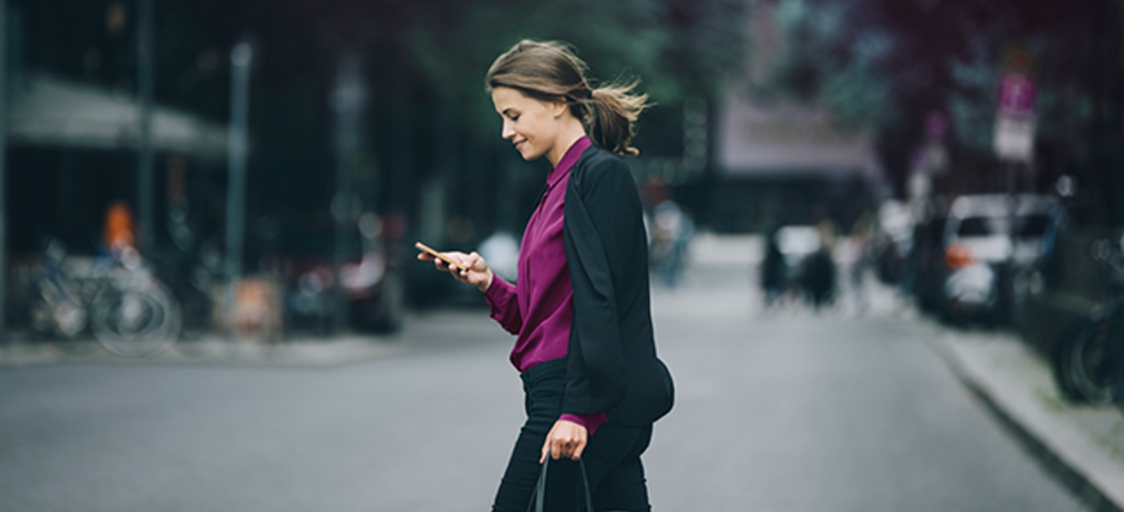 Un hombre y una mujer, ambos con vestimenta de negocios, usando cascos de RV.