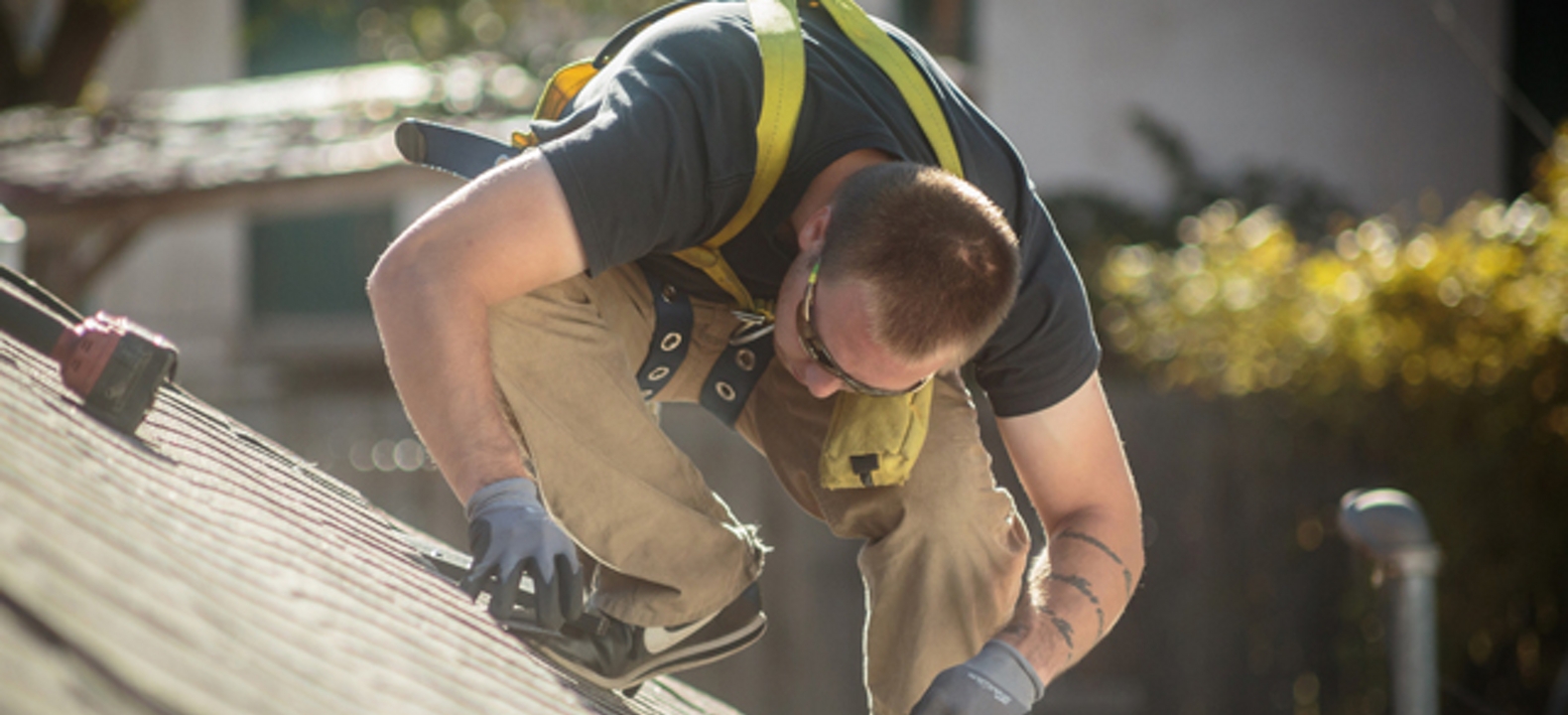 Un trabajador instalando paneles solares en un tejado.