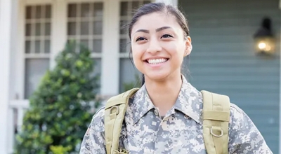 Miembro de las Fuerzas Armadas sonriendo.