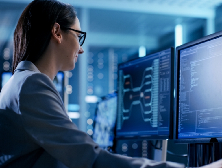 Profesional de la seguridad trabaja en dos monitores.