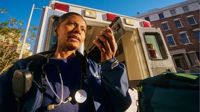 Un agente de policía utiliza un teléfono móvil con Direct Connect, un servicio Push-to-Talk (pulsar para hablar).