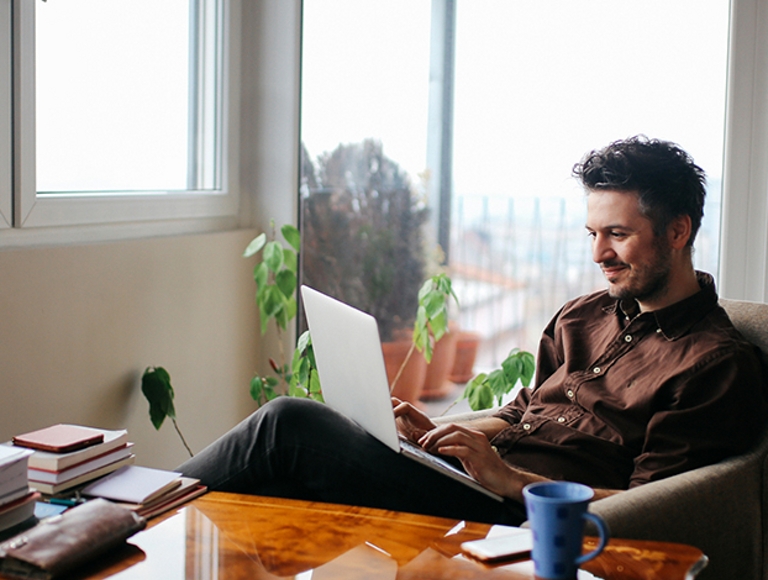 mujer alguacil en una llamada